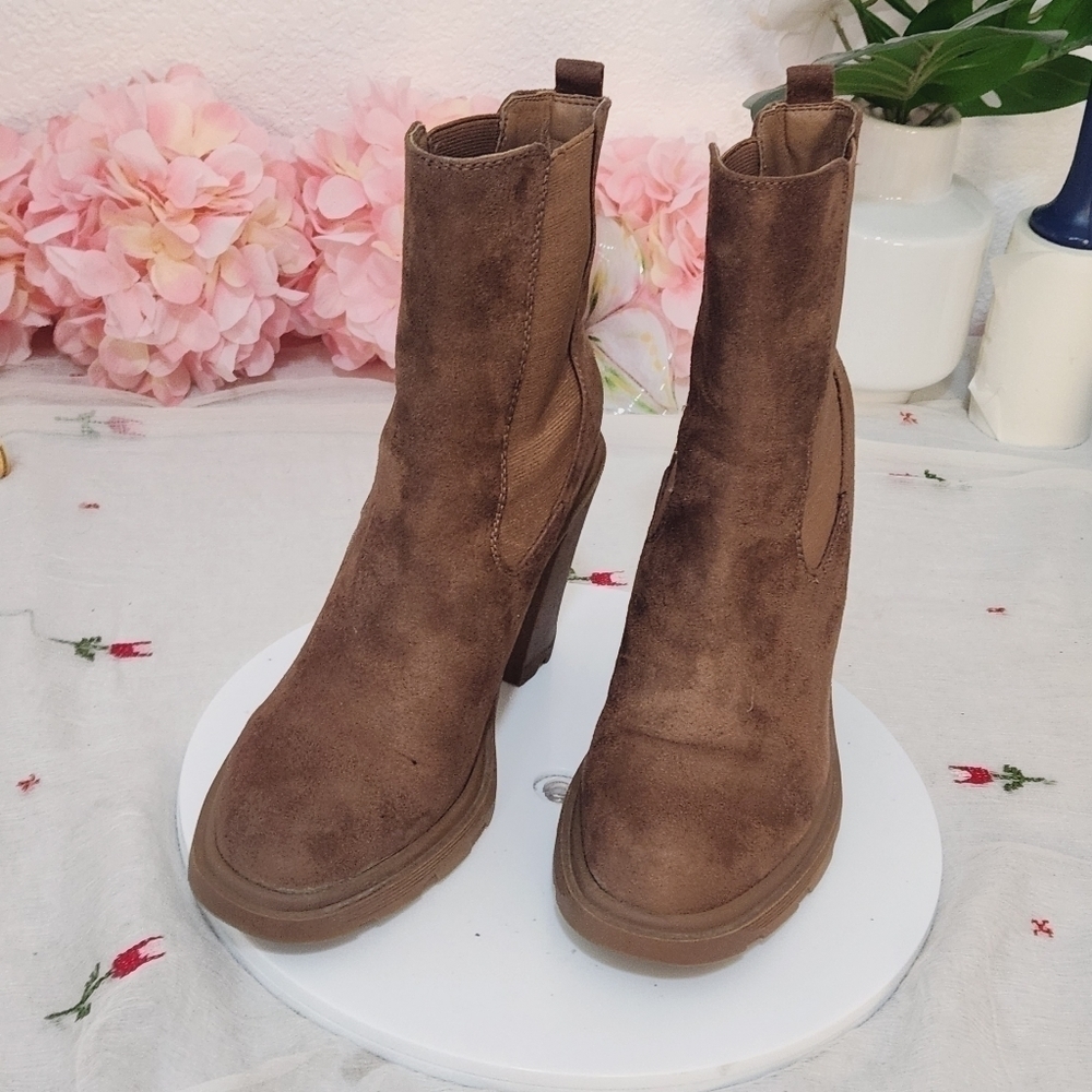 Nine West Ream Suede Chelsea Congnac Brown Ankle Boots Size: 8.5M